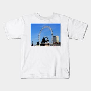 Boadicea supporting the eye in London Kids T-Shirt